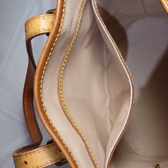Gorgeous 😍 Authentic Louis Vuitton Bucket Bag - Picture 10 of 14